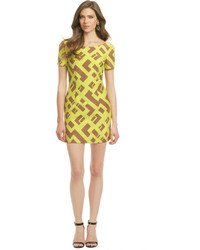 gelbes figurbetontes Kleid mit geometrischem Muster