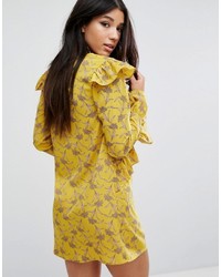 gelbes gerade geschnittenes Kleid mit Rüschen von PrettyLittleThing