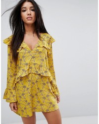 gelbes gerade geschnittenes Kleid mit Rüschen von PrettyLittleThing