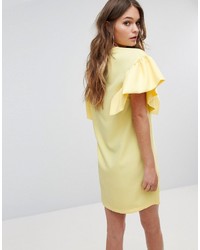 gelbes gerade geschnittenes Kleid mit Rüschen von Boohoo