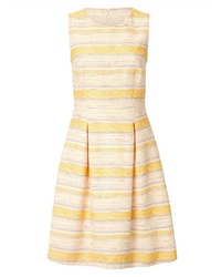 gelbes horizontal gestreiftes ausgestelltes Kleid von Sienna