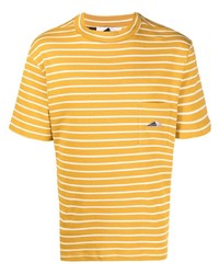 gelbes horizontal gestreiftes T-Shirt mit einem Rundhalsausschnitt von Anglozine