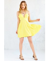 gelbes Kleid mit Ausschnitten