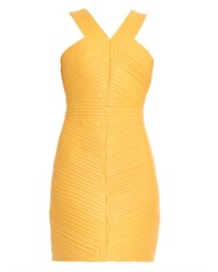 gelbes Kleid mit geometrischem Muster