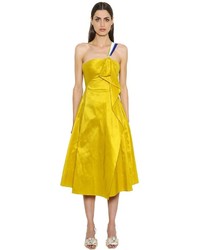 gelbes Kleid mit Rüschen