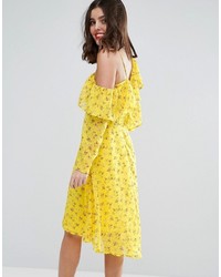 gelbes Kleid mit Rüschen von Asos