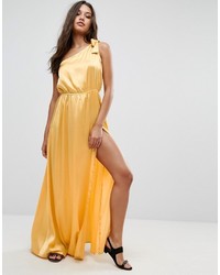 gelbes Kleid mit Schlitz