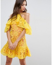 gelbes schulterfreies Kleid aus Spitze