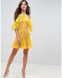 gelbes schulterfreies Kleid aus Spitze von Asos