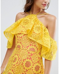 gelbes schulterfreies Kleid aus Spitze von Asos