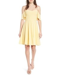 gelbes schulterfreies Kleid
