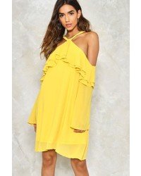 gelbes schwingendes Kleid mit Rüschen