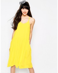 gelbes schwingendes Kleid
