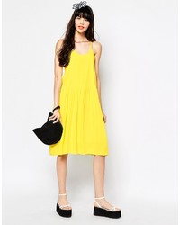 gelbes schwingendes Kleid