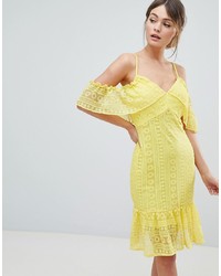 gelbes figurbetontes Kleid aus Spitze mit Rüschen von Liquorish