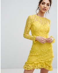 gelbes figurbetontes Kleid aus Spitze von PrettyLittleThing