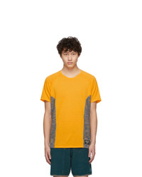 gelbes Strick T-Shirt mit einem Rundhalsausschnitt