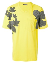 gelbes T-Shirt mit einem Rundhalsausschnitt mit Blumenmuster
