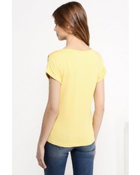 gelbes T-Shirt mit einem Rundhalsausschnitt mit Blumenmuster von FiNN FLARE