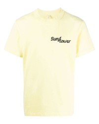 gelbes T-Shirt mit einem Rundhalsausschnitt mit Blumenmuster von Sunflower