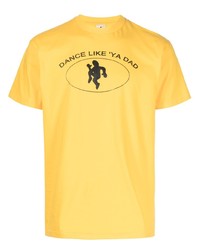 gelbes T-Shirt mit einem Rundhalsausschnitt mit Blumenmuster von The Salvages