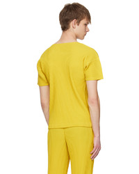 gelbes T-Shirt mit einem Rundhalsausschnitt von Homme Plissé Issey Miyake