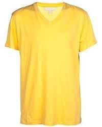 gelbes T-Shirt mit einem V-Ausschnitt