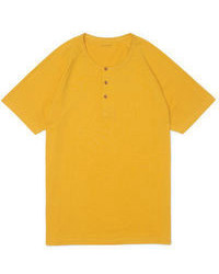 gelbes T-shirt mit einer Knopfleiste