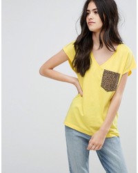 gelbes T-shirt mit Leopardenmuster