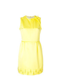 gelbes verziertes gerade geschnittenes Kleid