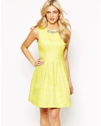 gelbes verziertes Kleid