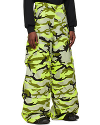 gelbgrüne Camouflage Cargohose von Vetements