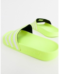 gelbgrüne Gummi flache Sandalen von adidas Originals