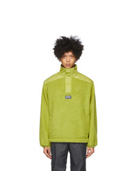 gelbgrüner Fleece-Pullover mit einem Reißverschluss am Kragen