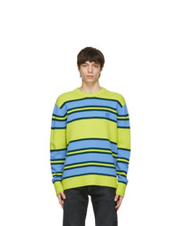 gelbgrüner horizontal gestreifter Pullover mit einem Rundhalsausschnitt