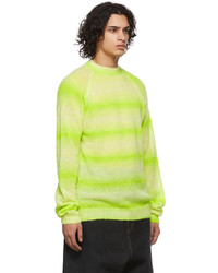 gelbgrüner horizontal gestreifter Pullover mit einem Rundhalsausschnitt von AGR
