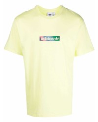 gelbgrünes bedrucktes T-Shirt mit einem Rundhalsausschnitt von adidas