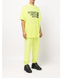 gelbgrünes bedrucktes T-Shirt mit einem Rundhalsausschnitt von Vetements