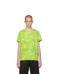 gelbgrünes Camouflage T-Shirt mit einem Rundhalsausschnitt