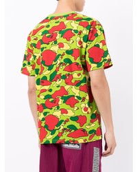 gelbgrünes Camouflage T-Shirt mit einem Rundhalsausschnitt von A Bathing Ape