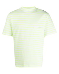 gelbgrünes horizontal gestreiftes T-Shirt mit einem Rundhalsausschnitt
