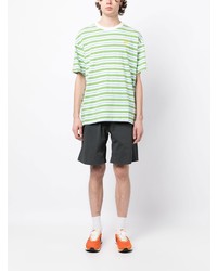 gelbgrünes horizontal gestreiftes T-Shirt mit einem Rundhalsausschnitt von Nike