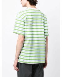 gelbgrünes horizontal gestreiftes T-Shirt mit einem Rundhalsausschnitt von Nike