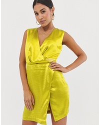 gelbgrünes figurbetontes Kleid aus Satin von The Girlcode