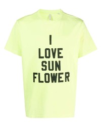 gelbgrünes T-Shirt mit einem Rundhalsausschnitt mit Blumenmuster