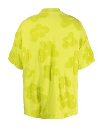 gelbgrünes T-Shirt mit einem Rundhalsausschnitt mit Blumenmuster von Bonsai