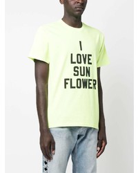 gelbgrünes T-Shirt mit einem Rundhalsausschnitt mit Blumenmuster von Sunflower