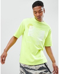 gelbgrünes T-Shirt mit einem Rundhalsausschnitt mit Karomuster