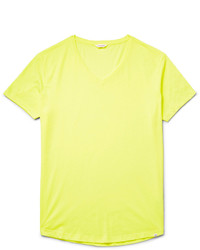 gelbgrünes T-Shirt mit einem V-Ausschnitt