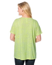 gelbgrünes T-shirt mit einer Knopfleiste von SHEEGO CASUAL